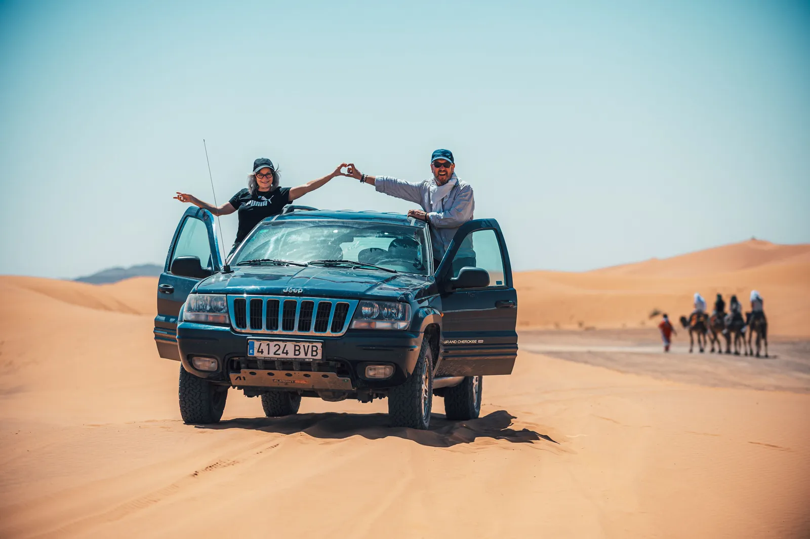 Vehículo 4x4 sobre las grandes dunas de arena del Erg Chebbi en Merzouga durante una aventura por el Sáhara de Marruecos