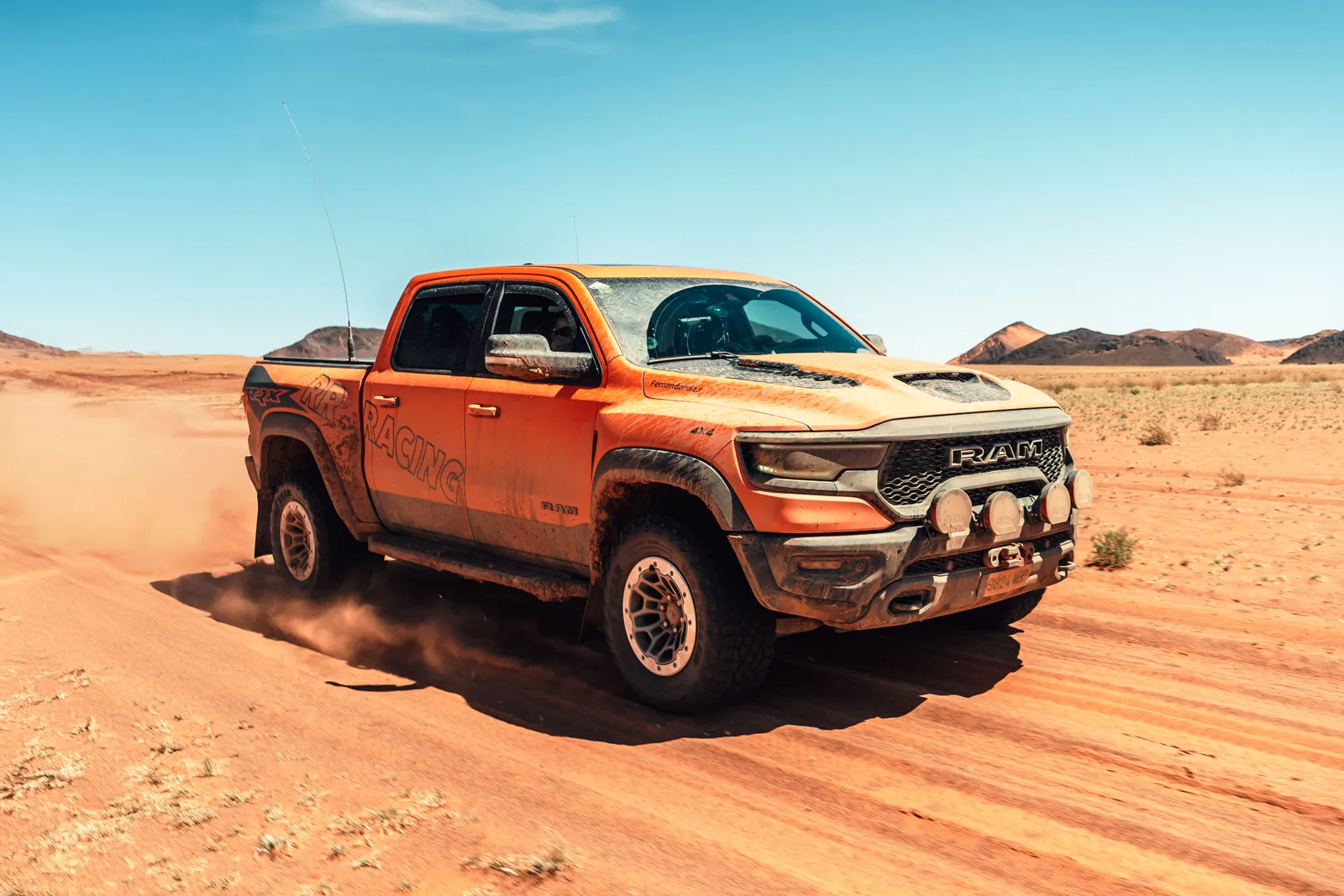 Ford Raptor y vehículos 4x4 premium preparados para la aventura en el desierto de Marruecos